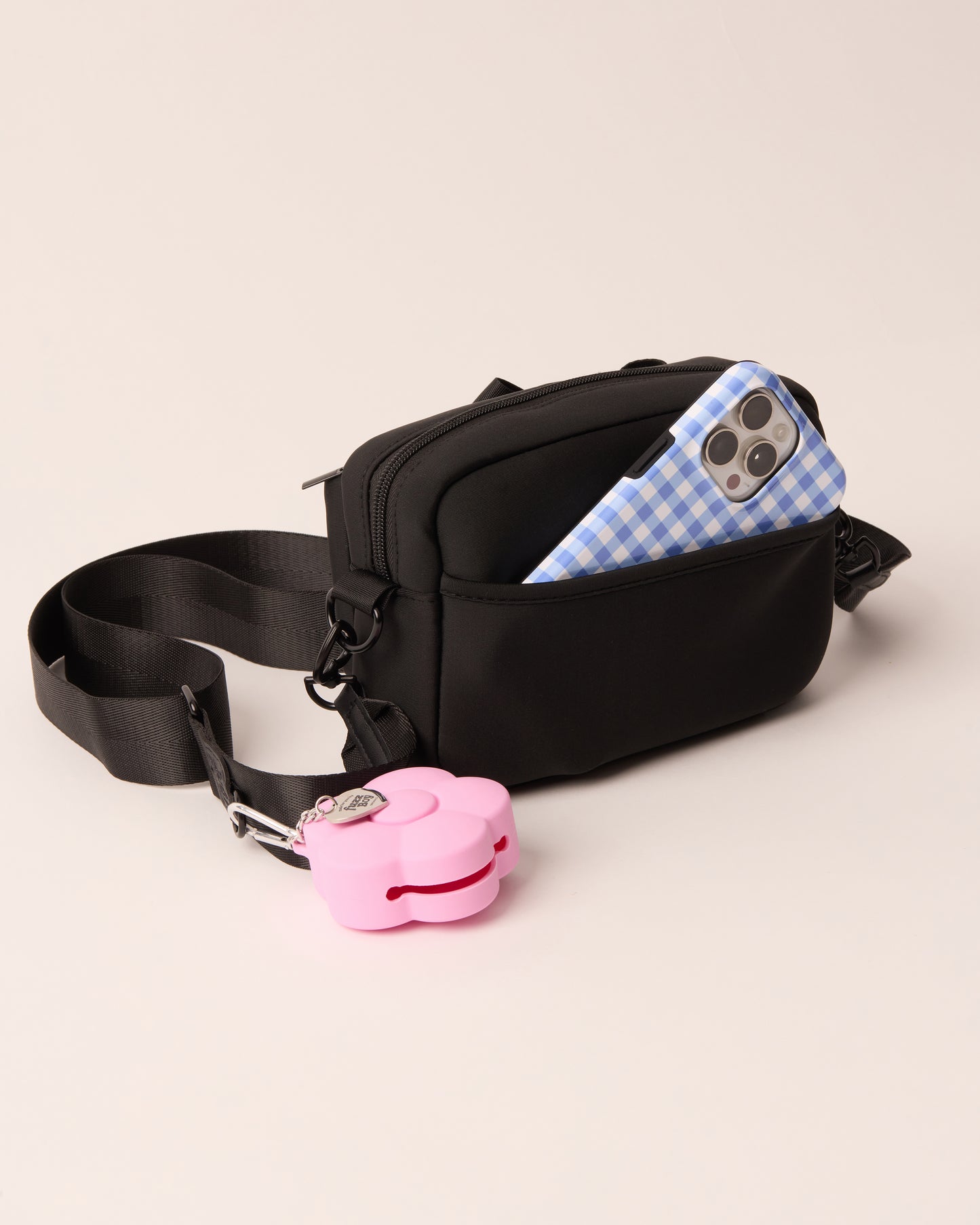 The backside of the black walking bag, featuring an open-top phone pocket.